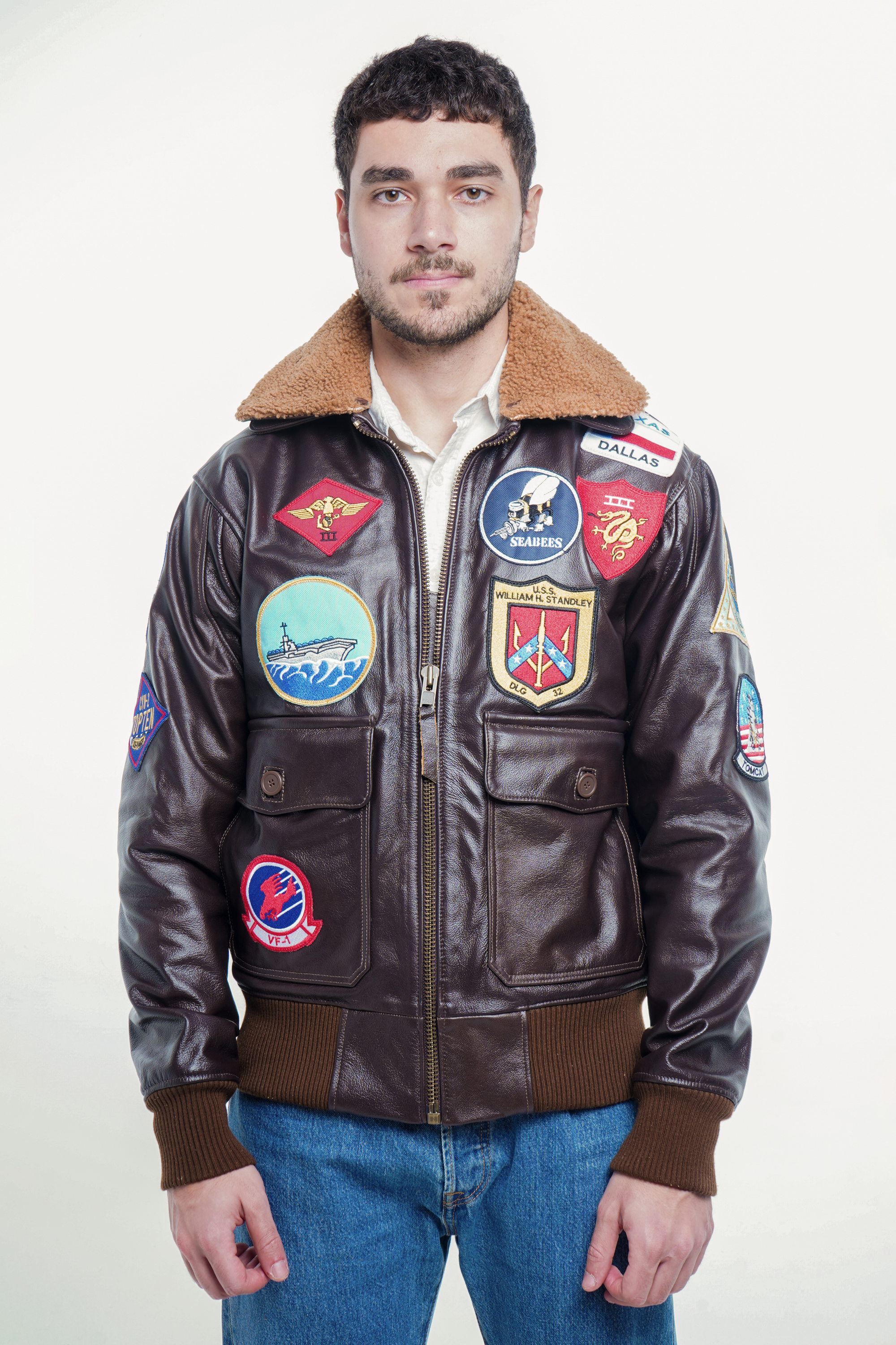 homem veste jaqueta top gun em couro legítimo